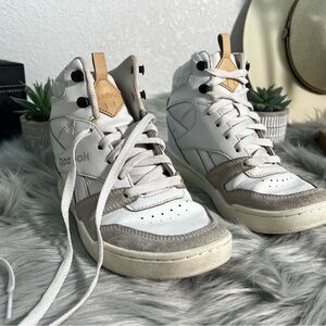 Reebok white high top sneakers in size 7. 💖